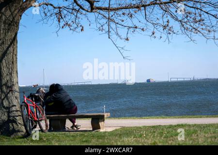 Baltimora, Stati Uniti. 29 marzo 2024. La gente si riunisce per vedere il ponte Francis Scott Key crollato mentre visitava Fort McHenry a Baltimora, Maryland, venerdì 29 marzo 2024. La nave cargo Dali, che ha perso energia poco prima della collisione, si è schiantata sul ponte martedì mattina presto. Foto di Bonnie Cash/UPI credito: UPI/Alamy Live News Foto Stock