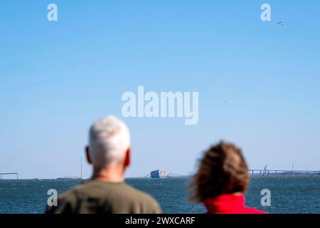 Baltimora, Stati Uniti. 29 marzo 2024. La gente si riunisce per vedere il ponte Francis Scott Key crollato mentre visitava Fort McHenry a Baltimora, Maryland, venerdì 29 marzo 2024. La nave cargo Dali, che ha perso energia poco prima della collisione, si è schiantata sul ponte martedì mattina presto. Foto di Bonnie Cash/UPI credito: UPI/Alamy Live News Foto Stock