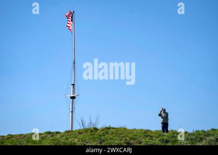 Baltimora, Stati Uniti. 29 marzo 2024. La gente si riunisce per vedere il ponte Francis Scott Key crollato mentre visitava Fort McHenry a Baltimora, Maryland, venerdì 29 marzo 2024. La nave cargo Dali, che ha perso energia poco prima della collisione, si è schiantata sul ponte martedì mattina presto. Foto di Bonnie Cash/UPI credito: UPI/Alamy Live News Foto Stock