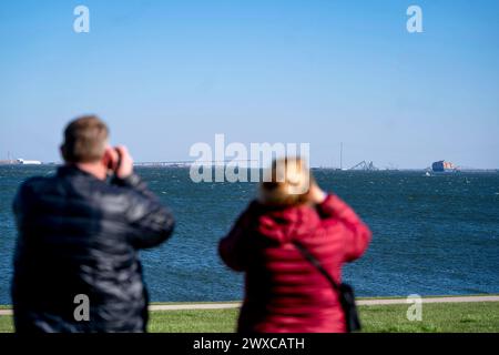 Baltimora, Stati Uniti. 29 marzo 2024. La gente si riunisce per vedere il ponte Francis Scott Key crollato mentre visitava Fort McHenry a Baltimora, Maryland, venerdì 29 marzo 2024. La nave cargo Dali, che ha perso energia poco prima della collisione, si è schiantata sul ponte martedì mattina presto. Foto di Bonnie Cash/UPI credito: UPI/Alamy Live News Foto Stock