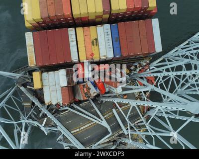 Il Motor Vessel Dali è mostrato con il Francis Scott Key Bridge crollato il 28 marzo 2024 a Baltimora. Le priorità del comando unificato Key Bridge Response sono garantire la sicurezza del pubblico e dei soccorritori, la responsabilità delle persone scomparse, il ripristino sicuro delle infrastrutture di trasporto e del commercio, la protezione dell'ambiente e il supporto alle indagini. (Foto della Guardia Costiera degli Stati Uniti) Foto Stock