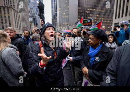 New York, New York, Stati Uniti. 28 marzo 2024. I passanti pro-israeliani discutono con i manifestanti pro-palestinesi in strada vicino a radio City Music Hall durante la raccolta fondi del presidente Joe Biden (immagine di credito: © Michael Nigro/Pacific Press via ZUMA Press Wire) SOLO PER L'USO EDITORIALE! Non per USO commerciale! Foto Stock