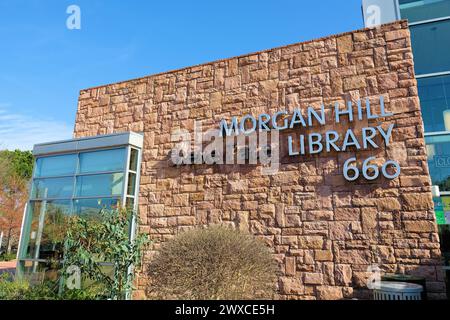 Morgan Hill Steve Tate Library nella città di Morgan Hill, California; fornisce accesso gratuito a materiali informativi, educativi e servizi. Foto Stock