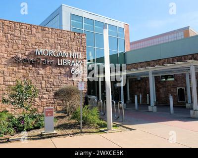 Morgan Hill Steve Tate Library nella città di Morgan Hill, California; fornisce accesso gratuito a materiali informativi, educativi e servizi. Foto Stock