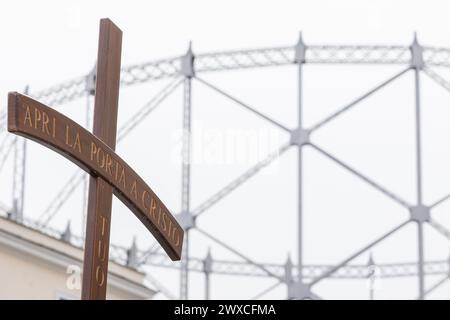 Roma, Italia. 29 marzo 2024. La Croce della via Crucis con Gasometer sullo sfondo (foto di Matteo Nardone/Pacific Press) crediti: Pacific Press Media Production Corp./Alamy Live News Foto Stock