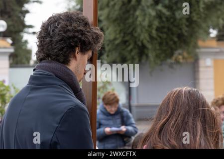 Roma, Italia. 29 marzo 2024. Processione di via Crucis organizzata dalla Parrocchia di San Benedetto nel quartiere Ostiense a Roma (foto di Matteo Nardone/Pacific Press/Sipa USA) credito: SIPA USA/Alamy Live News Foto Stock