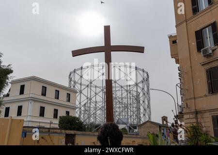 Roma, Italia. 29 marzo 2024. The Cross of the via Crucis con Gasometer sullo sfondo (foto di Matteo Nardone/Pacific Press/Sipa USA) crediti: SIPA USA/Alamy Live News Foto Stock