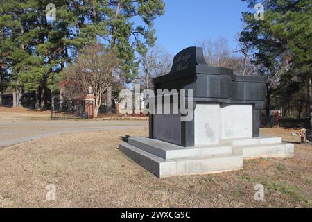 Tyler TX - 4 gennaio 2024: Cripta nel Rose Hill Cemetery progettata per sembrare un pianoforte. Tomba di Madge Ward situata a Tyler, Texas Foto Stock