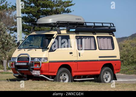 Parcheggio auto Mitsubishi Delica a due toni per camper parcheggiare Palm Beach, popolare tra i proprietari di camper, Sydney, Australia, Van Life Foto Stock