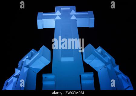 Tre croci del monumento di notte con luce blu a Vilnius, Lituania Foto Stock