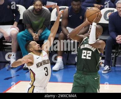 New Orleans, Stati Uniti. 28 marzo 2024. L'attaccante dei Milwaukee Bucks Khris Middleton (22) lancia un salto contro la guardia dei New Orleans Pelicans CJ McCollum (3) durante una partita della National Basketball Association allo Smoothie King Center di New Orleans, Louisiana, giovedì 28 marzo 2024. (Foto di Peter G. Forest/SipaUSA) credito: SIPA USA/Alamy Live News Foto Stock