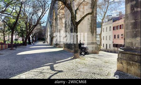 Archi in pietra della sezione Amoreiras dell'Acquedotto Aguas Livres, sentiero acciottolato nel Giardino Amoreiras alla luce e all'ombra del tramonto, Lisbona, Portogallo Foto Stock