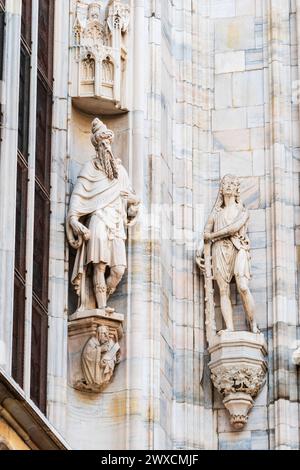 Milano, Italia - 09 gennaio 2022: Statue gotiche in marmo sul Duomo di Milano, statue decorative Foto Stock