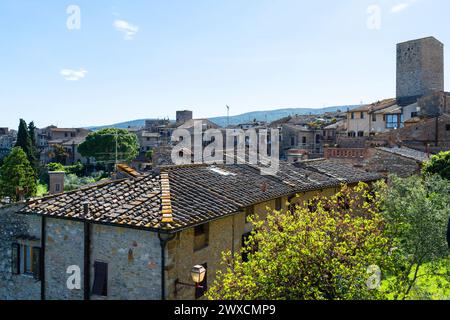 Paesaggio urbano della città medievale italiana, tetti di piccole case, vista aerea Foto Stock