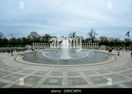 Washington DC – USA – 22 marzo 2024 il World War II Memorial, costituito da 56 pilastri di granito con corone di bronzo e un paio di piccoli trionfali Foto Stock