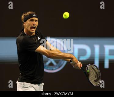 Miami, Stati Uniti d'America. 29 marzo 2024. MIAMI GARDENS, FLORIDA - MARZO 29: Il tedesco Alexander Zverev colpisce Grigor Dimitrov della Bulgaria durante la partita del 14° giorno del Miami Open all'Hard Rock Stadium il 29 marzo 2024 a Miami (foto di Alberto E. Tamargo/Sipa USA) credito: SIPA USA/Alamy Live News Foto Stock