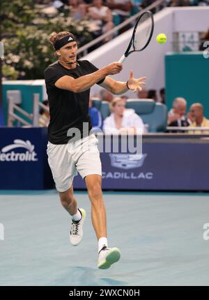 Miami, Stati Uniti d'America. 29 marzo 2024. MIAMI GARDENS, FLORIDA - MARZO 29: Il tedesco Alexander Zverev colpisce Grigor Dimitrov della Bulgaria durante la partita del 14° giorno del Miami Open all'Hard Rock Stadium il 29 marzo 2024 a Miami (foto di Alberto E. Tamargo/Sipa USA) credito: SIPA USA/Alamy Live News Foto Stock