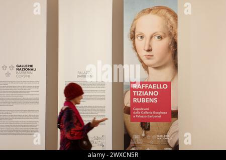 Roma, Italia. 29 marzo 2024. Un visitatore si trova a Palazzo Barberini a Roma, Italia, 29 marzo 2024. Due famose collezioni d'arte di Roma si fondono da marzo 29 a giugno 30 in una mostra intitolata "Raffaello, Tiziano e Rubens, capolavori dalla Galleria Borghese a Palazzo Barberini", mentre Palazzo Barberini ospita capolavori della Galleria Borghese, mentre quest'ultima è sottoposta a lavori di ristrutturazione. Crediti: Li Jing/Xinhua/Alamy Live News Foto Stock