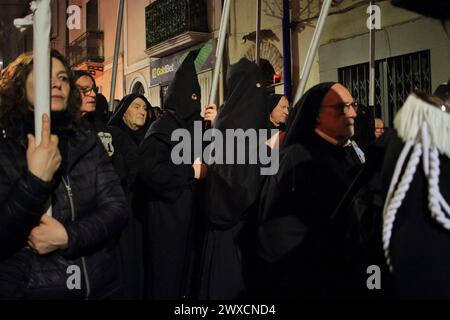 Sessa Aurunca, Italia. 29 marzo 2024. 29 marzo 2024, Caserta, Italia : le persone indossano cappe nere mentre partecipano alla processione del venerdì Santo dalla Chiesa di San Giovanni a Villa. Il 29 marzo 2024, Caserta, Italia. (Foto di Pasquale Senatore/Eyepix Group/Sipa USA) credito: SIPA USA/Alamy Live News Foto Stock