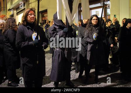 Caserta, Italia. 29 marzo 2024. Le persone indossano cappe nere mentre partecipano alla processione del venerdì Santo dalla Chiesa di San Giovanni a Villa. Il 29 marzo 2024, Caserta, Italia. (Credit Image: © Pasquale Senatore/eyepix via ZUMA Press Wire) SOLO PER USO EDITORIALE! Non per USO commerciale! Crediti: ZUMA Press, Inc./Alamy Live News Foto Stock