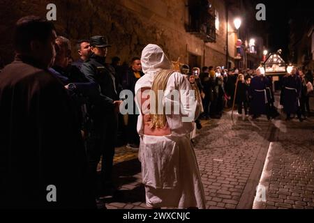 La Rioja, Spagna. 29 marzo 2024. Un devoto piange se stesso con una frusta durante la processione del venerdì Santo a la Rioja guardando l'immagine di Gesù crocifisso. Centinaia di fedeli si recano nella chiesa di San Vicente de la Sonsierra, a la Rioja, in Spagna, durante il venerdì Santo per assistere alla processione di "Los Picaos". Credito: SOPA Images Limited/Alamy Live News Foto Stock