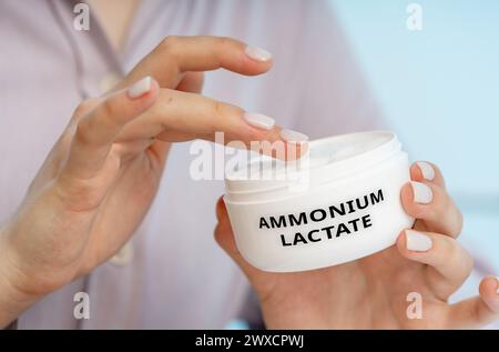 Crema medica lattato di ammonio, immagine concettuale. Una crema idratante usata per trattare condizioni cutanee secche e squamose come ittiosi e xerosi. Foto Stock