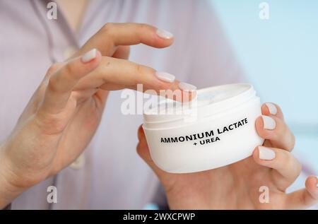 Lattato di ammonio e crema medica urea, immagine concettuale. Una crema combinata utilizzata per idratare ed esfoliare la pelle secca e ruvida e gestire condizioni come la cheratosi pilaris. Foto Stock