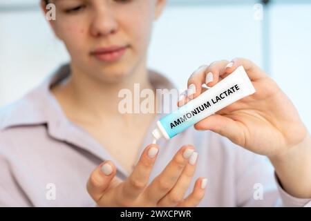 Crema medica lattato di ammonio, immagine concettuale. Una crema combinata utilizzata per idratare ed esfoliare la pelle secca e ruvida e gestire condizioni come la cheratosi pilaris. Foto Stock