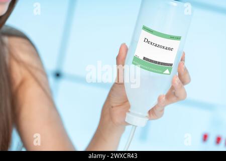 Dexrazoxane soluzione endovenosa, immagine concettuale. Agente cardioprotettivo utilizzato per ridurre il rischio di danni cardiaci da alcuni farmaci chemioterapici. Foto Stock