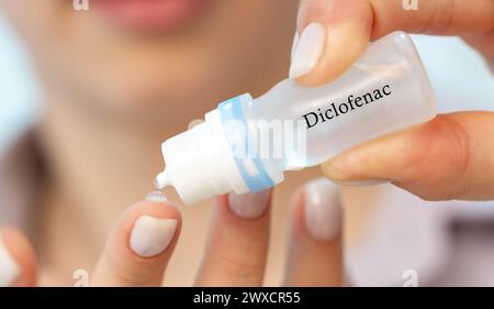 Diclofenac gocce mediche, immagine concettuale. Un farmaco antinfiammatorio non steroideo (NSAID) utilizzato per ridurre l'infiammazione e il dolore agli occhi. Foto Stock