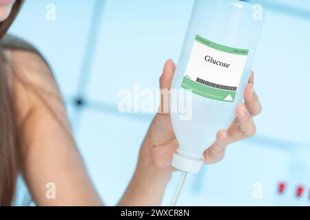 Soluzione endovenosa glucosio, immagine concettuale. Fornisce una fonte di energia e aiuta a mantenere i livelli di zucchero nel sangue. Foto Stock
