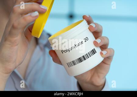 Polisorbato 20 additivo alimentare, immagine concettuale. Emulsionante associato a potenziali effetti riproduttivi e sullo sviluppo. Foto Stock