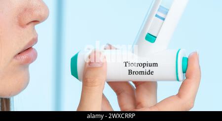 Inalatore medico tiotropio bromuro, immagine concettuale. Un farmaco combinato contenente un antagonista muscarinico a lunga azione (LAMA) e un beta2-agonista a lunga azione (LABA), utilizzato per il trattamento di mantenimento della BPCO (broncopneumopatia cronica ostruttiva). Foto Stock