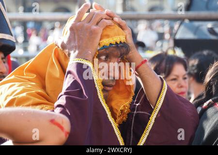 Lima, Perù. 29 marzo 2024. Devoti cattolici che indossano abitudini colorate svolgono una processione religiosa il venerdì Santo, nell'ambito delle celebrazioni della settimana Santa 2024 a Lima crediti: Fotoholica Press Agency/Alamy Live News Foto Stock