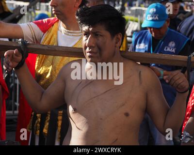 Lima, Perù. 29 marzo 2024. Devoto cattolico con il suo corpo flagellato partecipando a una processione religiosa il venerdì Santo, nell'ambito delle celebrazioni della settimana Santa 2024 a Lima crediti: Fotoholica Press Agency/Alamy Live News Foto Stock