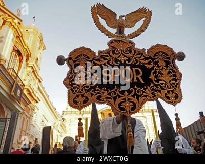 Lima, Perù. 29 marzo 2024. Devoti incappucciati che conducono una processione religiosa il venerdì Santo, nell'ambito delle celebrazioni della settimana Santa 2024 a Lima crediti: Fotoholica Press Agency/Alamy Live News Foto Stock