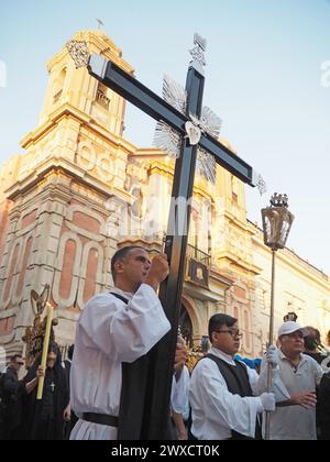 Lima, Perù. 29 marzo 2024. Devoti cattolici che conducono una processione religiosa il venerdì Santo, nell'ambito delle celebrazioni della settimana Santa 2024 a Lima crediti: Agenzia Stampa Fotoholica/Alamy Live News Foto Stock