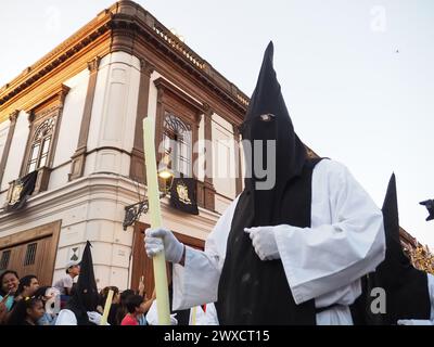 Lima, Perù. 29 marzo 2024. Devoti incappucciati che conducono una processione religiosa il venerdì Santo, nell'ambito delle celebrazioni della settimana Santa 2024 a Lima crediti: Fotoholica Press Agency/Alamy Live News Foto Stock