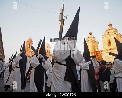 Lima, Perù. 29 marzo 2024. Devoti incappucciati che conducono una processione religiosa il venerdì Santo, nell'ambito delle celebrazioni della settimana Santa 2024 a Lima crediti: Fotoholica Press Agency/Alamy Live News Foto Stock