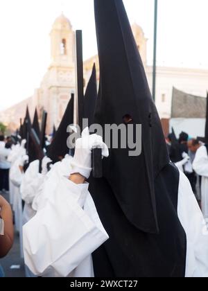 Lima, Perù. 29 marzo 2024. Devoti incappucciati che conducono una processione religiosa il venerdì Santo, nell'ambito delle celebrazioni della settimana Santa 2024 a Lima crediti: Fotoholica Press Agency/Alamy Live News Foto Stock