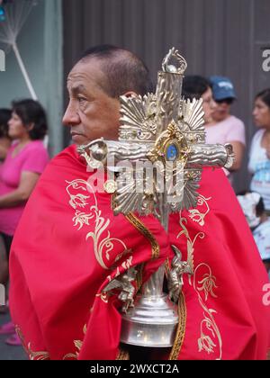 Lima, Perù. 29 marzo 2024. Sacerdote che porta un mostro quando i devoti cattolici conducono una processione religiosa il venerdì Santo, nell'ambito delle celebrazioni della settimana Santa 2024 a Lima crediti: Fotoholica Press Agency/Alamy Live News Foto Stock