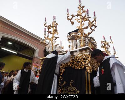 Lima, Perù. 29 marzo 2024. Devoti cattolici che conducono una processione religiosa il venerdì Santo, nell'ambito delle celebrazioni della settimana Santa 2024 a Lima crediti: Agenzia Stampa Fotoholica/Alamy Live News Foto Stock