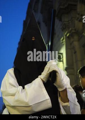 Lima, Perù. 29 marzo 2024. Devoti incappucciati che conducono una processione religiosa il venerdì Santo, nell'ambito delle celebrazioni della settimana Santa 2024 a Lima crediti: Fotoholica Press Agency/Alamy Live News Foto Stock