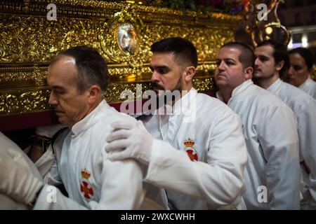 Madrid, Spagna. 29 marzo 2024. I portatori della Fratellanza di nostro padre Gesù il Divino prigioniero portano sulle loro spalle la processione del Divino prigioniero per le strade di Madrid il venerdì Santo. Sette processioni sono scese per le strade di Madrid il venerdì Santo sera. (Foto di Luis Soto/SOPA Images/Sipa USA) credito: SIPA USA/Alamy Live News Foto Stock