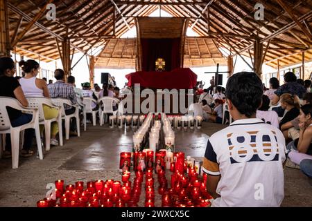 Medellin, Colombia. 29 marzo 2024. La gente partecipa alla processione del venerdì Santo a Copacabana, a nord di Medellin, Colombia, nell'ambito delle celebrazioni della settimana Santa del 29 marzo 2024. Nei giorni precedenti il venerdì Santo il "Santuario della Croce" ha subito un incendio boschivo sui suoi dintorni, lasciando segni che la gente ha notato durante la processione. Foto di: Juan J. Eraso/Long Visual Press credito: Long Visual Press/Alamy Live News Foto Stock