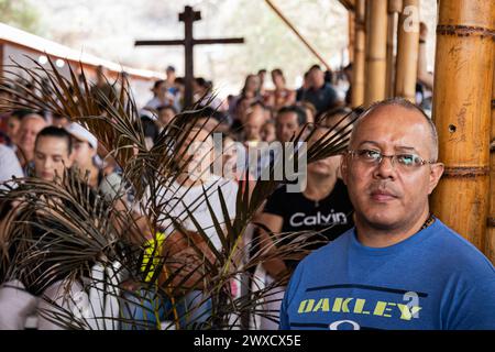 Medellin, Colombia. 29 marzo 2024. La gente partecipa alla processione del venerdì Santo a Copacabana, a nord di Medellin, Colombia, nell'ambito delle celebrazioni della settimana Santa del 29 marzo 2024. Nei giorni precedenti il venerdì Santo il "Santuario della Croce" ha subito un incendio boschivo sui suoi dintorni, lasciando segni che la gente ha notato durante la processione. Foto di: Juan J. Eraso/Long Visual Press credito: Long Visual Press/Alamy Live News Foto Stock