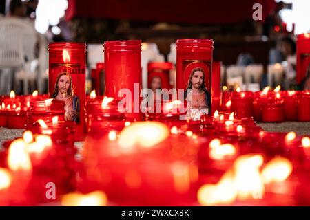 Medellin, Colombia. 29 marzo 2024. La gente partecipa alla processione del venerdì Santo a Copacabana, a nord di Medellin, Colombia, nell'ambito delle celebrazioni della settimana Santa del 29 marzo 2024. Nei giorni precedenti il venerdì Santo il "Santuario della Croce" ha subito un incendio boschivo sui suoi dintorni, lasciando segni che la gente ha notato durante la processione. Foto di: Juan J. Eraso/Long Visual Press credito: Long Visual Press/Alamy Live News Foto Stock