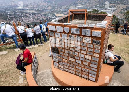 Medellin, Colombia. 29 marzo 2024. La gente partecipa alla processione del venerdì Santo a Copacabana, a nord di Medellin, Colombia, nell'ambito delle celebrazioni della settimana Santa del 29 marzo 2024. Nei giorni precedenti il venerdì Santo il "Santuario della Croce" ha subito un incendio boschivo sui suoi dintorni, lasciando segni che la gente ha notato durante la processione. Foto di: Juan J. Eraso/Long Visual Press credito: Long Visual Press/Alamy Live News Foto Stock