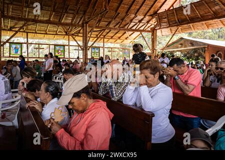 Medellin, Colombia. 29 marzo 2024. La gente partecipa alla processione del venerdì Santo a Copacabana, a nord di Medellin, Colombia, nell'ambito delle celebrazioni della settimana Santa del 29 marzo 2024. Nei giorni precedenti il venerdì Santo il "Santuario della Croce" ha subito un incendio boschivo sui suoi dintorni, lasciando segni che la gente ha notato durante la processione. Foto di: Juan J. Eraso/Long Visual Press credito: Long Visual Press/Alamy Live News Foto Stock