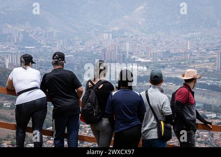 Medellin, Colombia. 29 marzo 2024. La gente partecipa alla processione del venerdì Santo a Copacabana, a nord di Medellin, Colombia, nell'ambito delle celebrazioni della settimana Santa del 29 marzo 2024. Nei giorni precedenti il venerdì Santo il "Santuario della Croce" ha subito un incendio boschivo sui suoi dintorni, lasciando segni che la gente ha notato durante la processione. Foto di: Juan J. Eraso/Long Visual Press credito: Long Visual Press/Alamy Live News Foto Stock